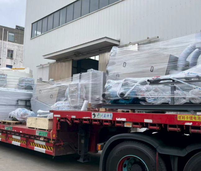A Qingben Environmental sikeresen szállított PE vegyszeradagoló tartályt a csavarprés iszap víztelenítési projektjéhez Meishanba, Sichuanba